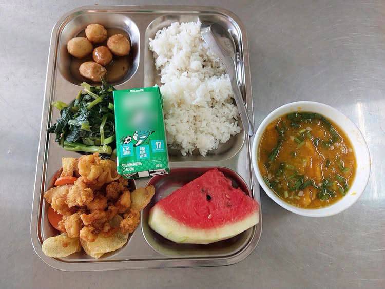 Bữa ăn bán trú được một phụ huynh chia sẻ lên MXH