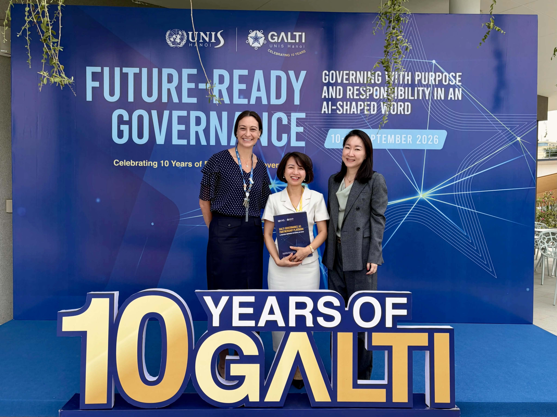 Tiến sĩ Liz Gale, Giám đốc Trường UNIS Hà Nội; Bà Ngô Thị Diệp Lan, Phó Trưởng phòng Giáo dục tư thục và có yếu tố nước ngoài, Sở Giáo dục và Đào tạo và Bà Maria Chung, Chủ tịch Hội đồng Quản trị UNIS Hà Nội