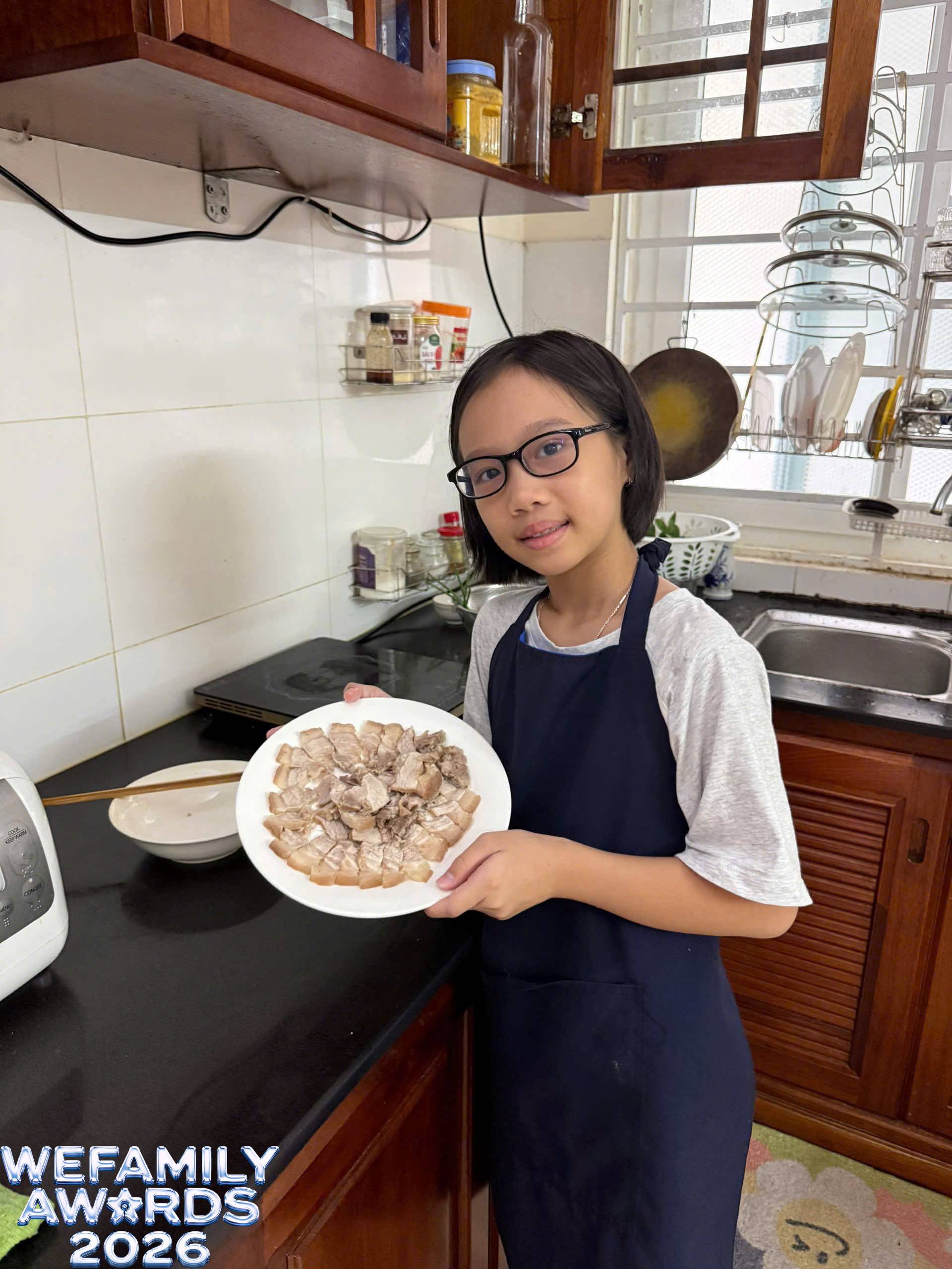 Ngoài việc học, những việc nhỏ như nhặt rau, rửa cà chua, lau bàn, gấp quần áo hay phụ mẹ trong bếp được chị Hằng cho hai con thực hiện từ sớm.