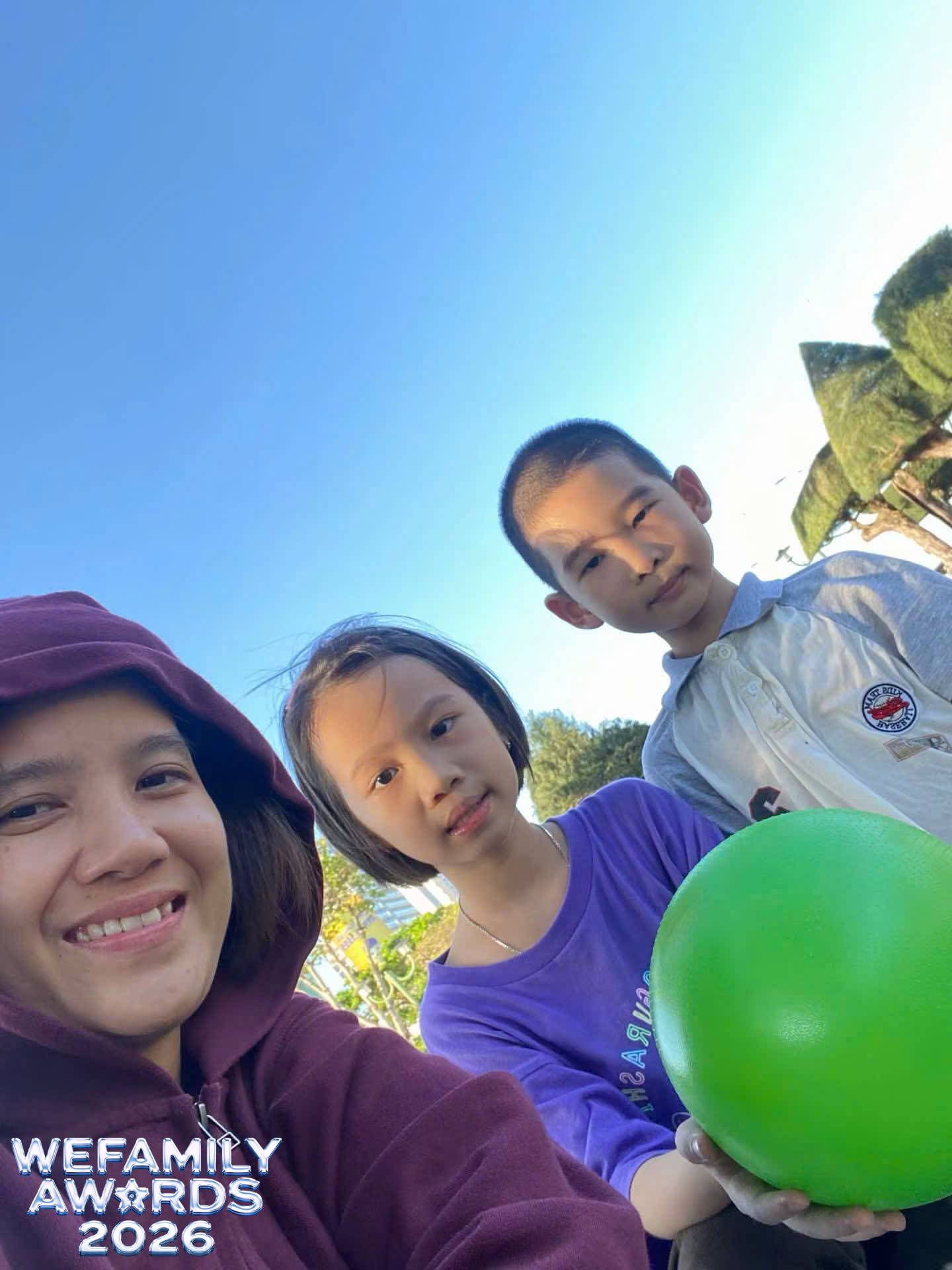 Chị Hằng cùng hai con