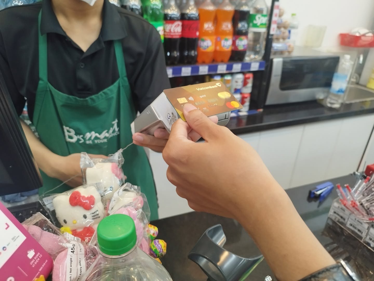 Từ tháng 9 đến tháng 12, mỗi giao dịch thanh toán không tiếp xúc bằng thẻ Mastercard hoặc thẻ NAPAS tại hệ thống đối tác của Payoo, 2.010 đồng sẽ được NAPAS và Mastercard đóng góp vào hoạt động tầm soát.
