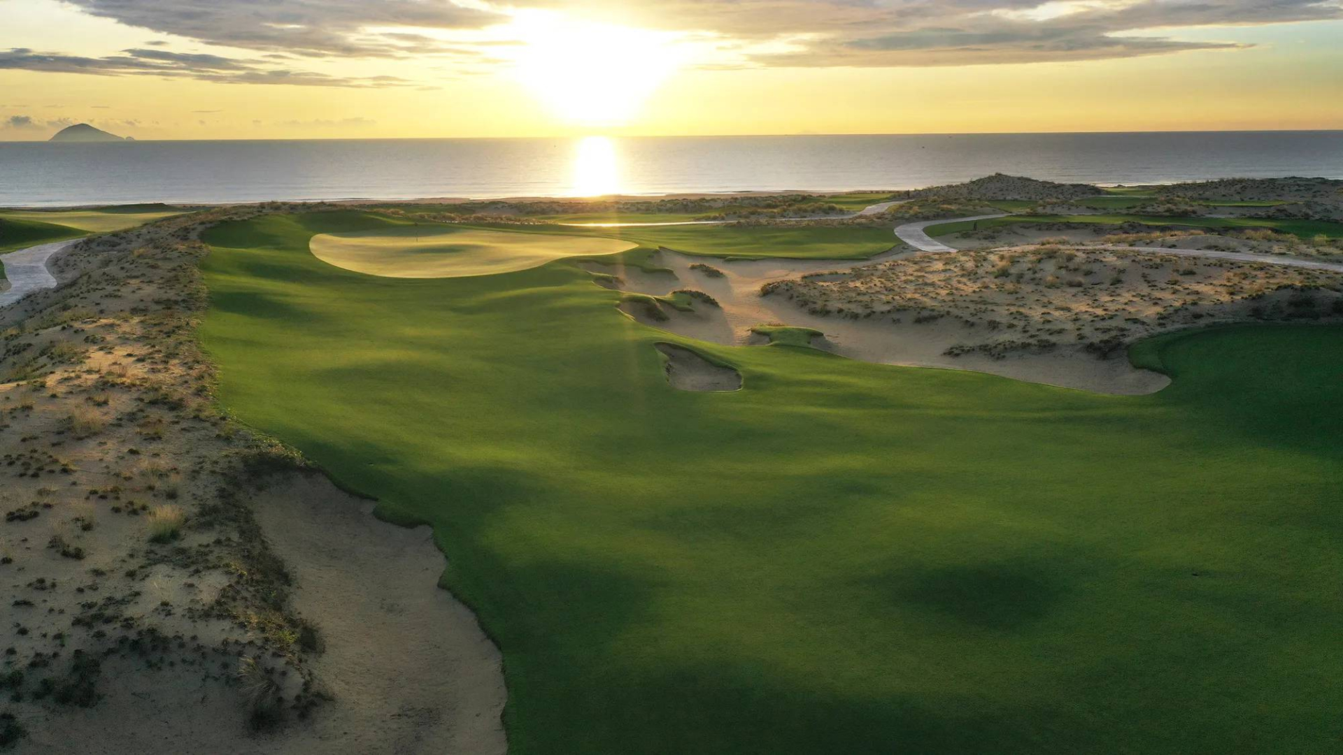  Câu lạc bộ golf Hoiana Shores là một trong nhiều sân golf góp phần đưa Việt Nam trở thành điểm đến hàng đầu về du lịch golf (Ảnh: Gary Lisbon)  