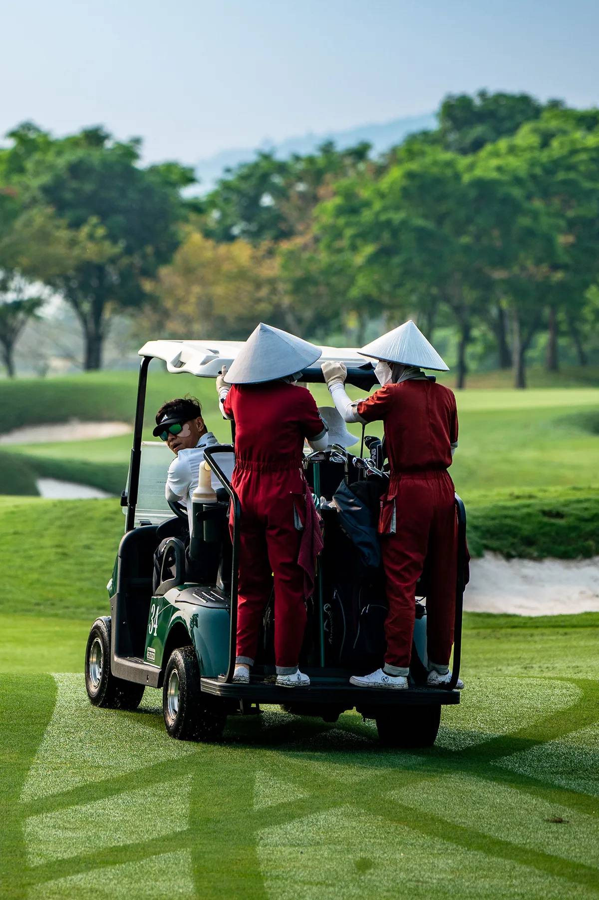 Các caddie người Việt Nam nổi tiếng về chuyên môn và sự tỉ mỉ (Nguồn: Câu lạc bộ Golf Ba Na Hills)