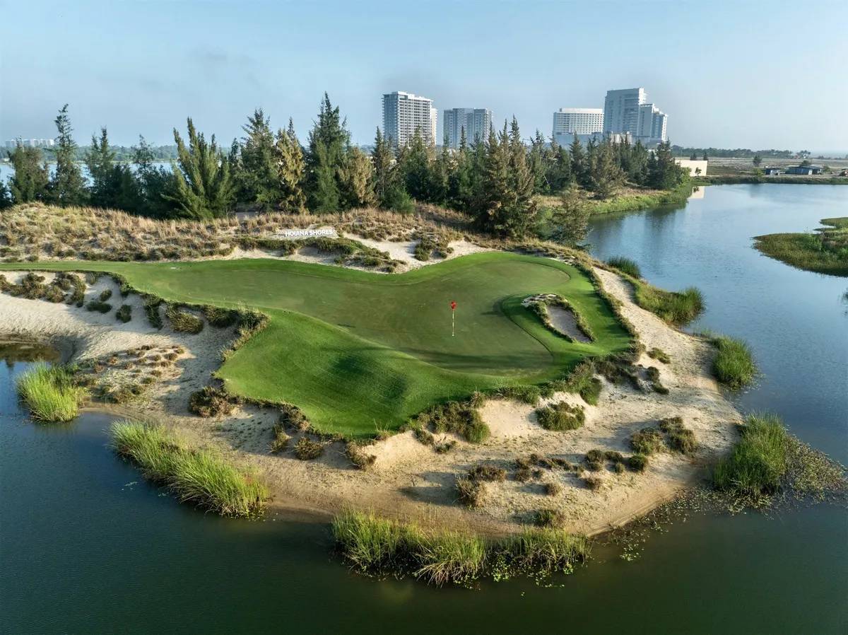  Câu lạc bộ golf Hoiana Shores nằm dọc theo những bãi biển đẹp như tranh vẽ, cách thành phố Đà Nẵng khoảng 40 phút về phía nam (Ảnh: Gary Lisbon)