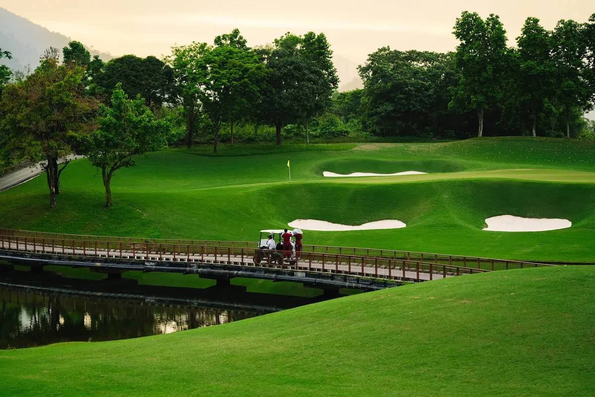 Người nhặt bóng ngồi phía sau xe golf tại Câu lạc bộ Golf Ba Na Hills (Nguồn: Câu lạc bộ Golf Ba Na Hills)