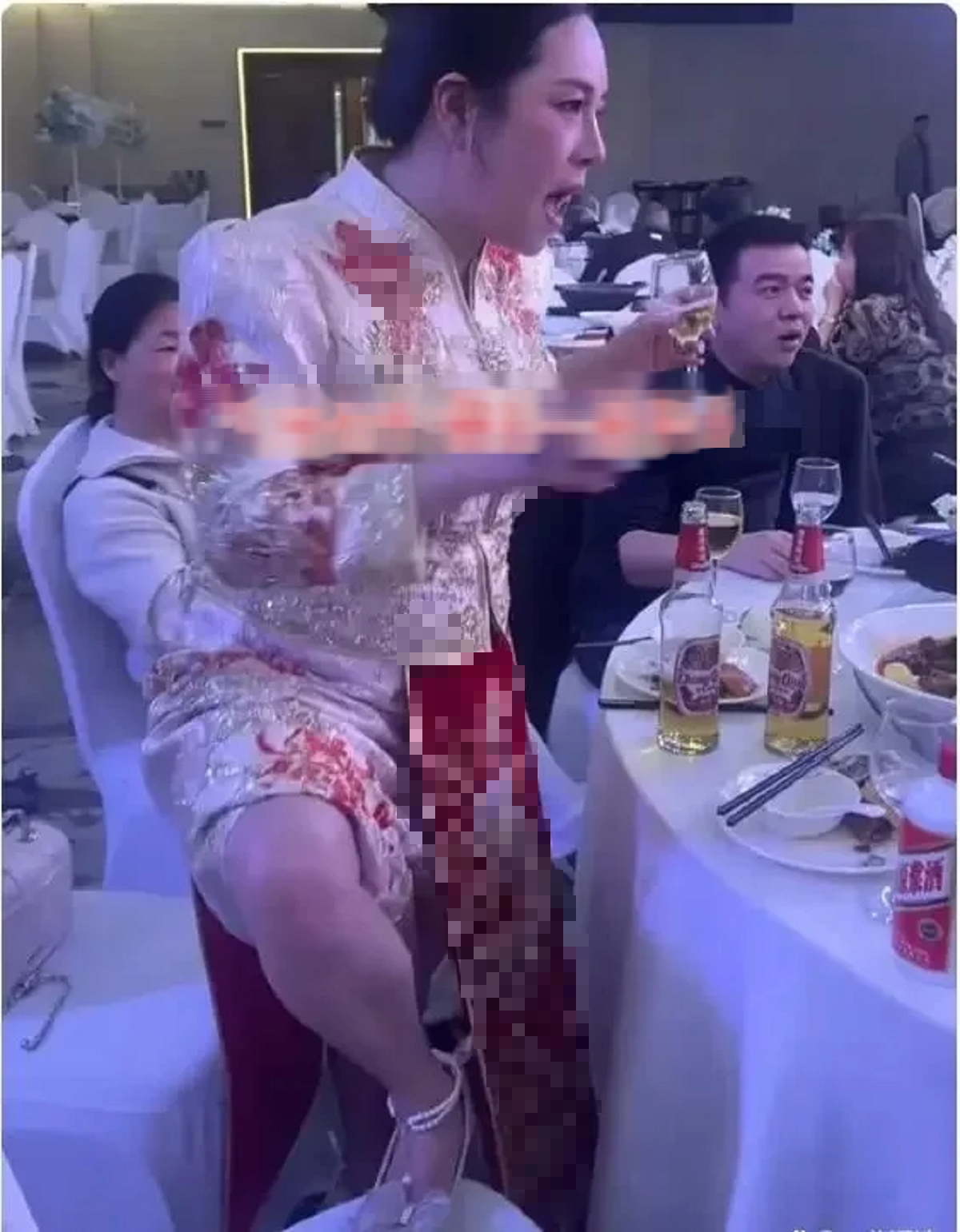 Hình ảnh lạ lùng của cô dâu trong đám cưới của chính mình