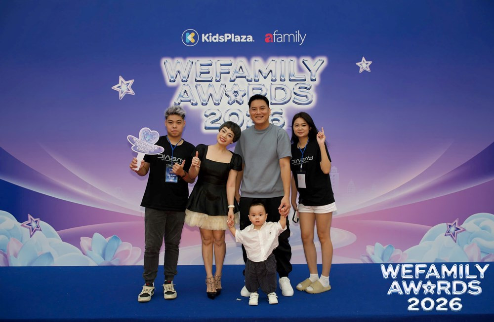 Ca sĩ Ngọc Khuê và gia đình trên thảm đỏ WeFamily Awards 2026