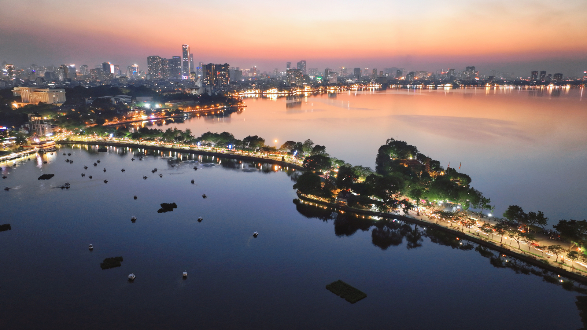 Lần đầu Hà Nội có pháo hoa nước, hơn 6.000 đơn vị pháo hoa sẽ thắp sáng Hồ Gươm và Hồ Tây