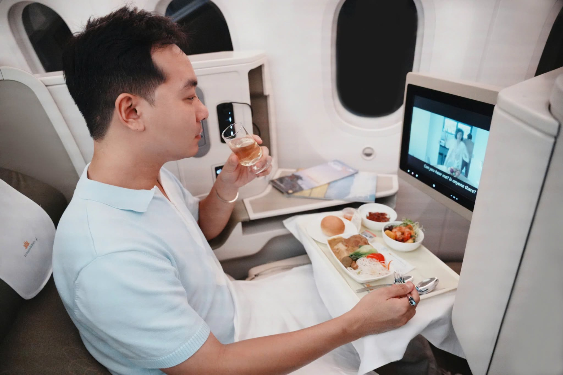 Vietnam Airlines mang cả trời thu Hà Nội lên máy bay: Từ bánh giò, cốm làng Vòng đến hương sen, trà mạn