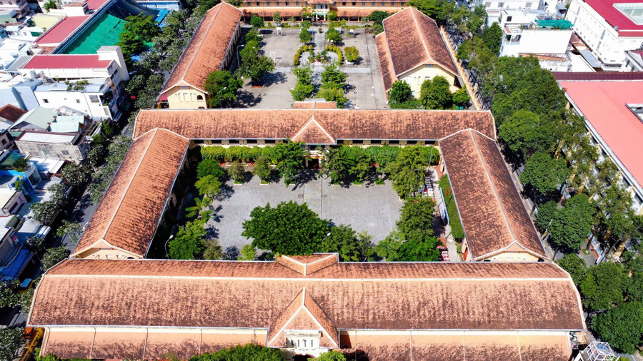 Trường THPT Châu Văn Liêm – ngôi trường trăm tuổi không chỉ nổi tiếng bởi bề dày lịch sử, mà còn bởi tinh thần “dạy tốt học tốt” cùng nét kiến trúc cổ kính, lãng mạn vượt thời gian