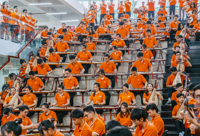 Hàng nghìn sinh viên và giảng viên tham gia trình diễn nhạc cụ truyền thống trong MV Thiên Âm