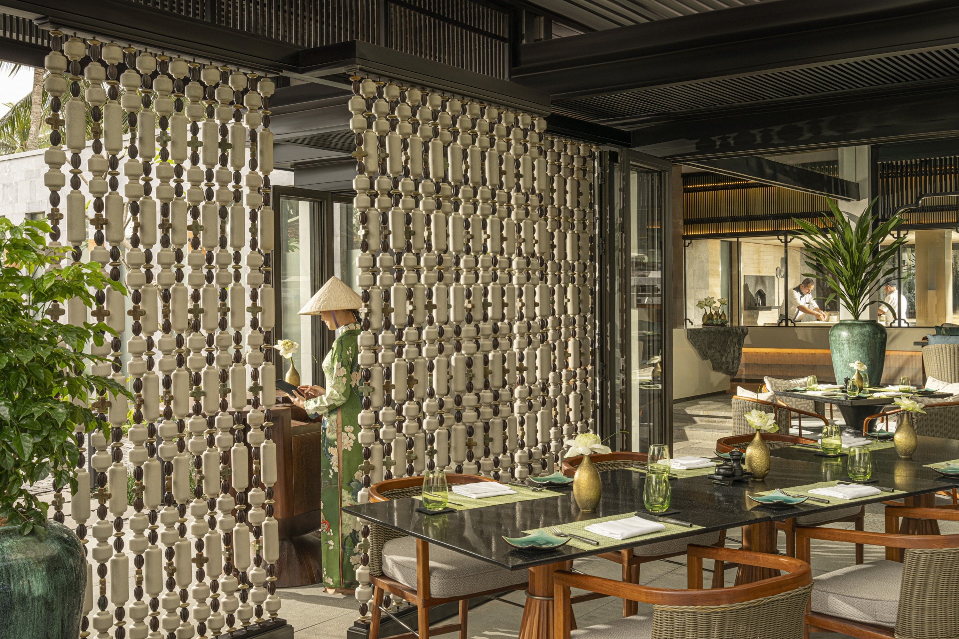 Không gian nghỉ dưỡng riêng tư tại Four Seasons Resort The Nam Hai, lấy cảm hứng từ kiến trúc và văn hóa Việt Nam.