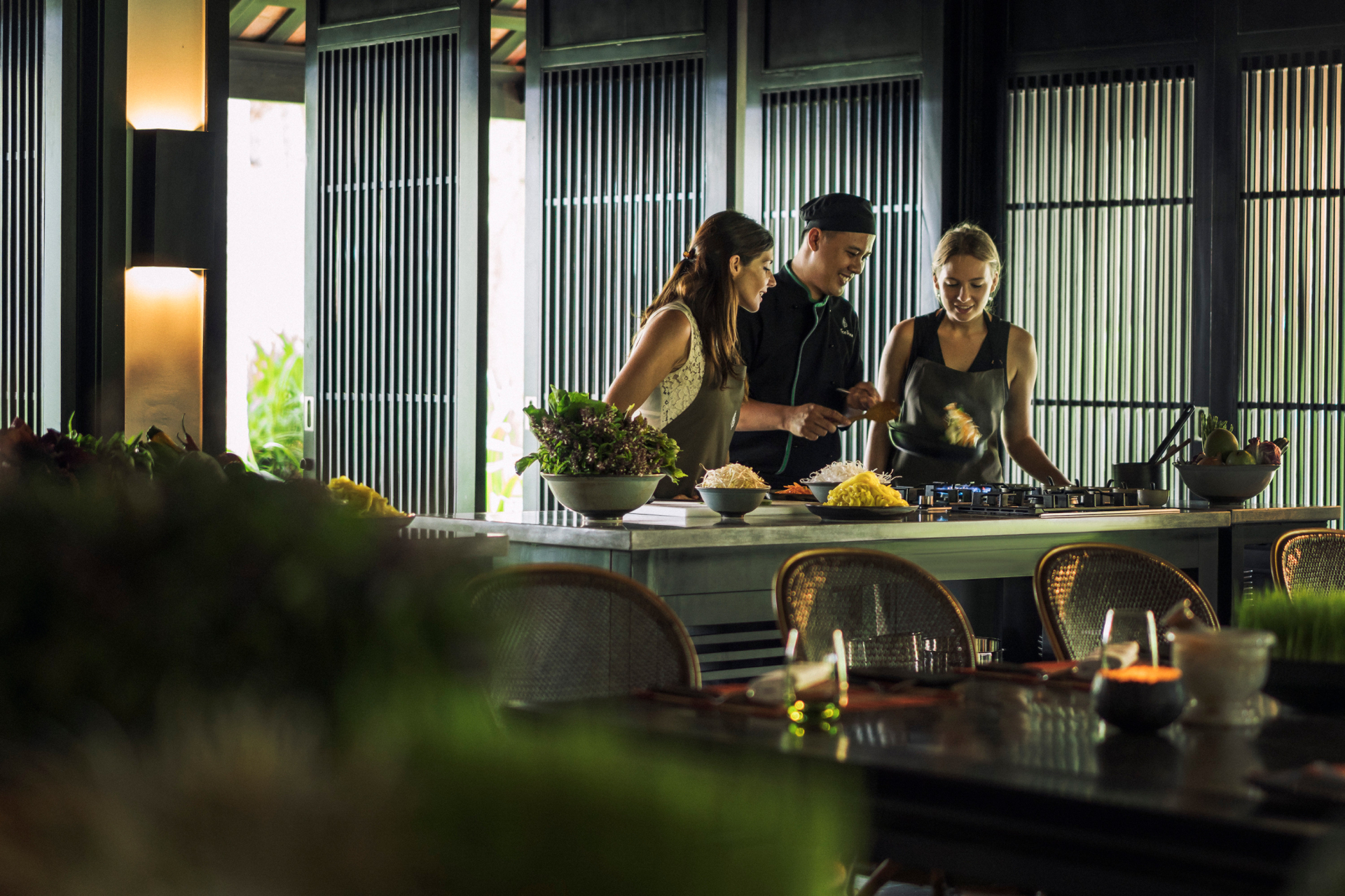 The Nam Hai Cooking Academy tại Four Seasons Resort The Nam Hai đưa du khách vào hành trình khám phá ẩm thực Việt, từ việc tìm hiểu nguyên liệu đến thực hành những món ăn truyền thống.