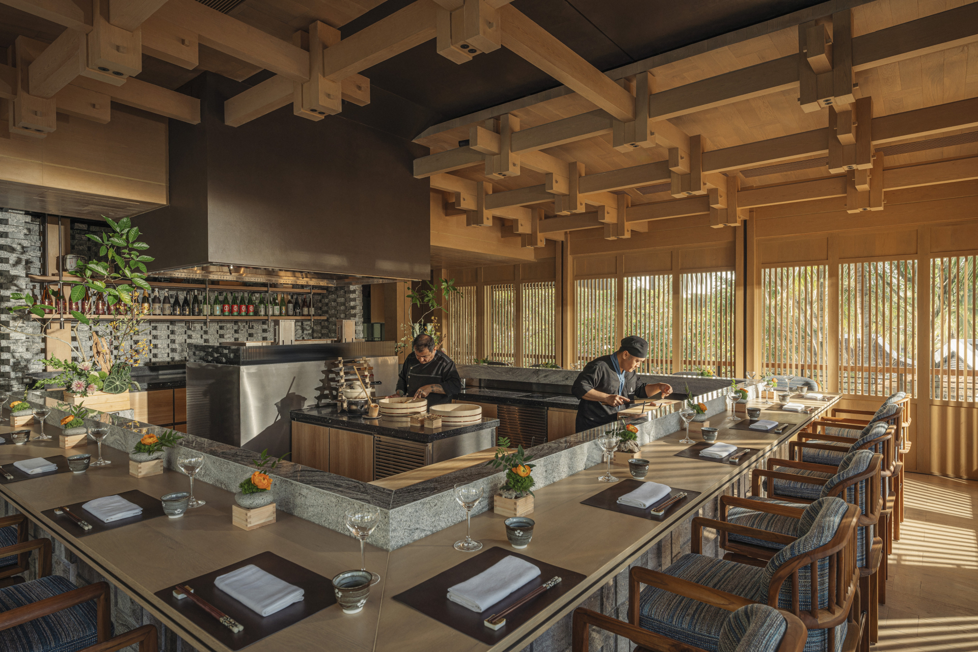 NAYUU tại Four Seasons Resort The Nam Hai mang đến trải nghiệm omakase tinh tế, nơi những nguyên liệu theo mùa được chế biến trực tiếp tại quầy theo phong cách ẩm thực Nhật