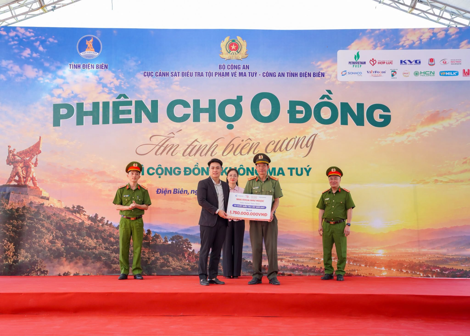 “Phiên chợ 0 đồng - Ấm tình biên cương” hỗ trợ về y tế, sinh kế và an sinh xã hội