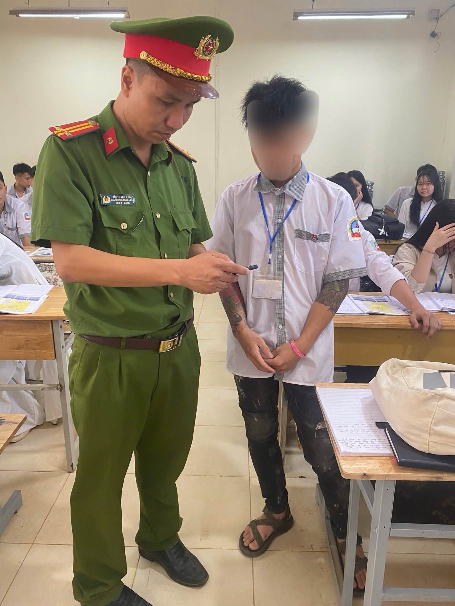 Giật mình xem hình ảnh buổi kiểm tra của công an tại một trường THPT ở Phú Thọ: Các em ơi, không phải thế là “ngầu”! 