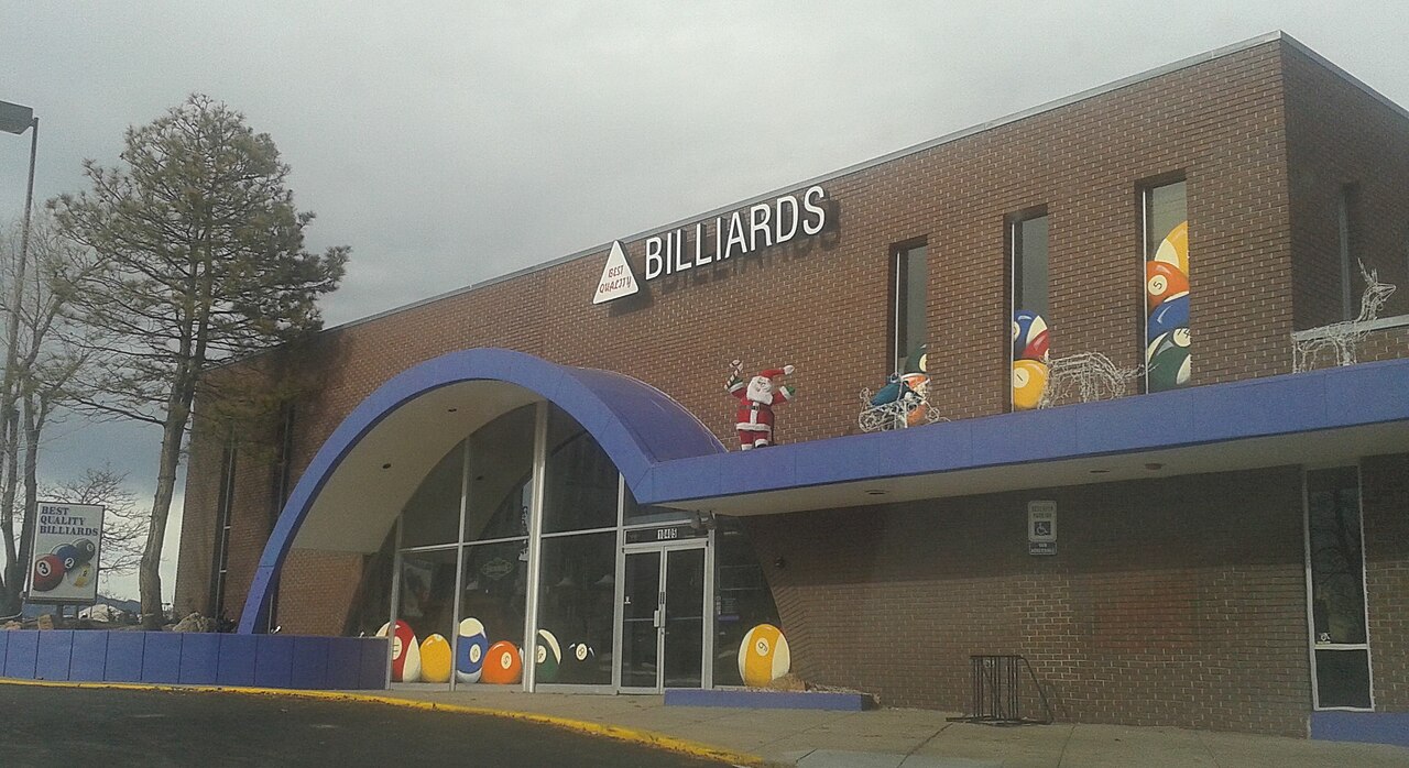 Một cơ sở cũ của Bally Total Fitness ở Lakewood, bang Colorado, năm 2015 đã thành cửa hàng bán bàn bi-a. Ảnh: Xnatedawgx / Wikimedia Commons (CC BY-SA 4.0)