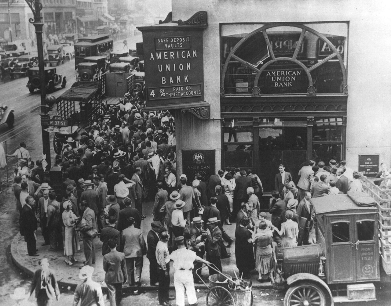 Người gửi tiền vây kín ngân hàng American Union Bank đã đóng cửa ở New York, tháng 4/1932. Ảnh: Lưu trữ Quốc gia Mỹ / Wikimedia Commons (phạm vi công cộng)