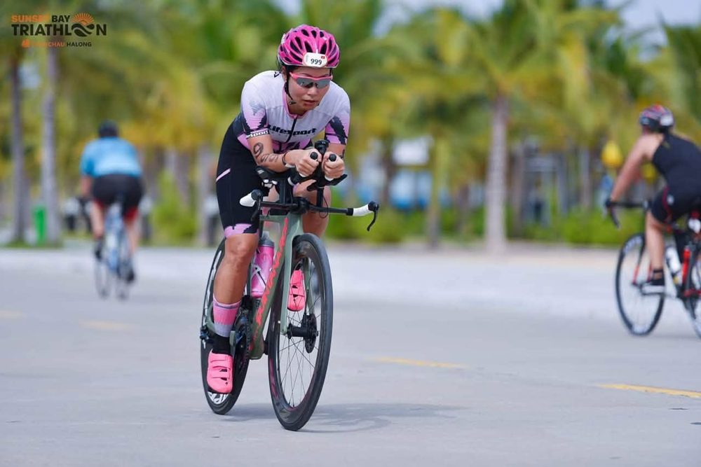 Bà Thủy ở phần thi đạp xe tại giải Sunset Bay Triathlon, Tuần Châu. Ảnh: FBNV