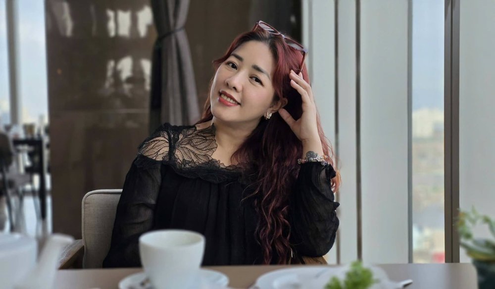 Mai Thắm với mái tóc đỏ và áo ren đen trong bộ ảnh mới. Ảnh: FBNV