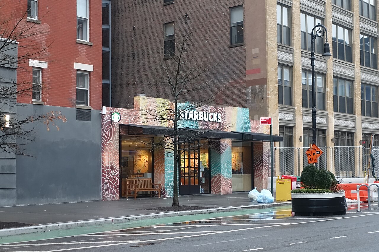 Một cửa hàng Starbucks ở khu Meatpacking, New York, năm 2022. Ảnh: Tdorante10 / Wikimedia Commons (CC BY-SA 4.0)