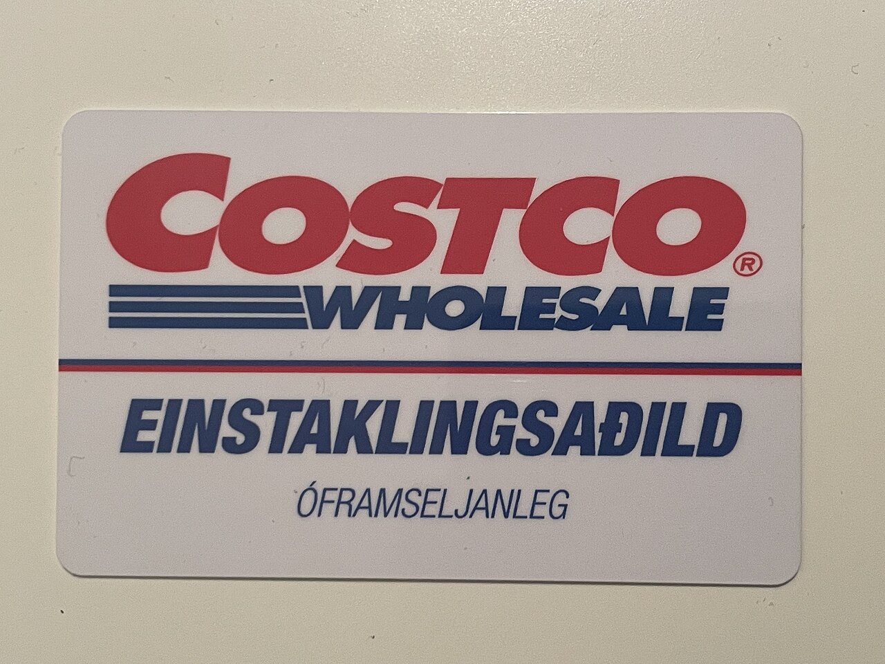 Thẻ hội viên Costco, tấm vé để khách được bước qua cửa nhà kho. Ảnh: Drumstick21 / Wikimedia Commons (CC BY-SA 4.0)