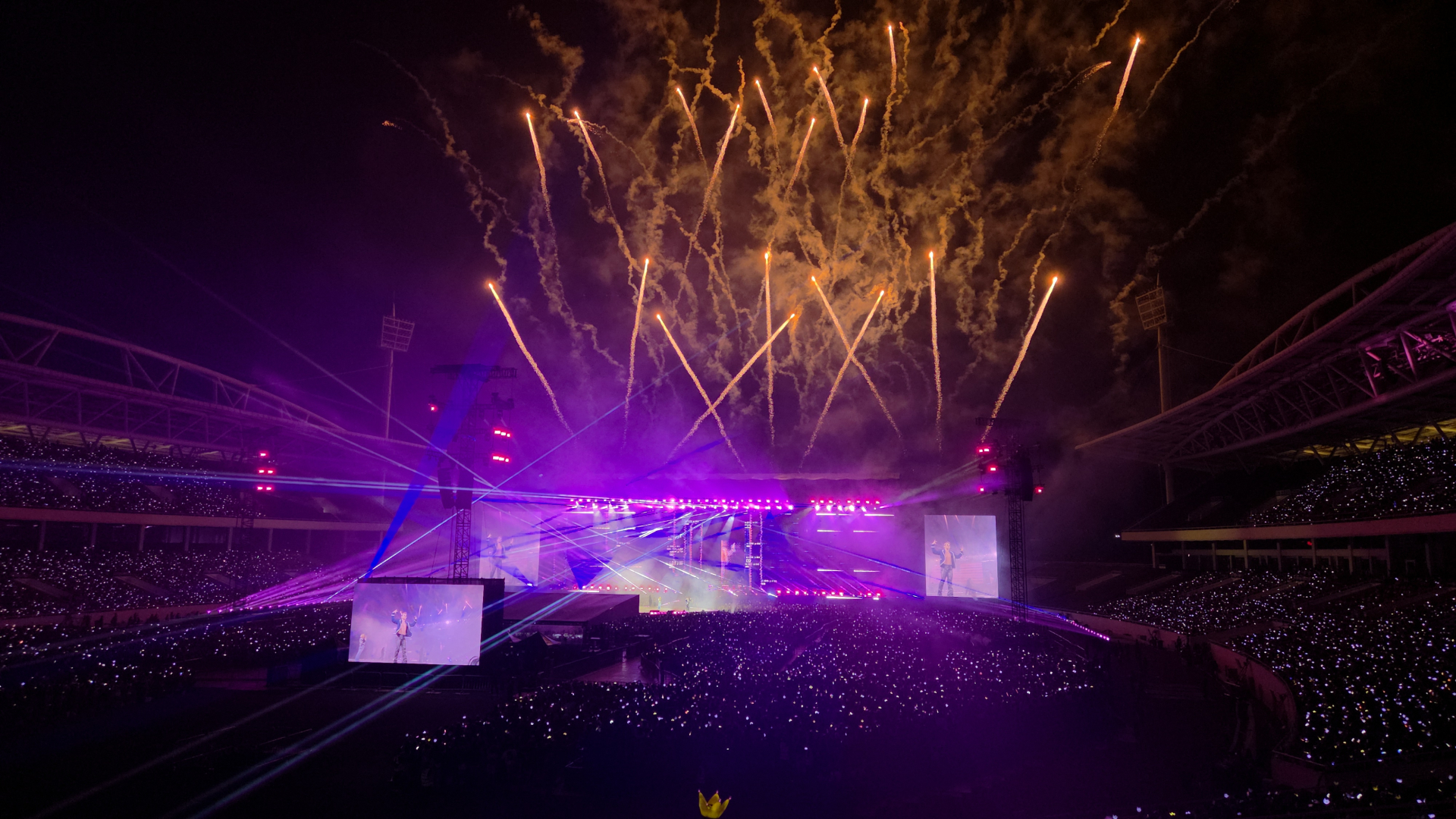 Hãy thôi coi vé concert là bằng chứng tiêu xài thiếu tính toán: Người trẻ trên khán đài Mỹ Đình có thể đang giỏi quản lý tiền hơn bạn nghĩ