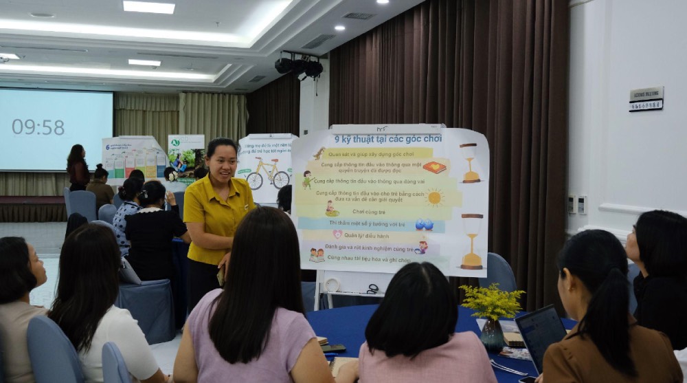 Thảo luận tại hội thảo “Giáo viên mầm non ứng dụng kiến thức và kỹ năng giảng dạy tạo môi trường học giàu ngôn ngữ cho trẻ”.