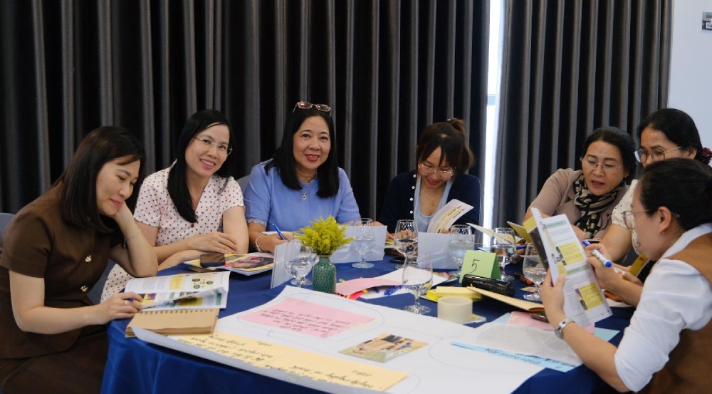 Đại biểu trao đổi về những nội dung có thể tham khảo và điều chỉnh phù hợp để thực tế giáo dục mầm non cho trẻ em tại từng địa phương.
