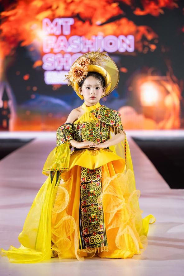 Moniz tự tin catwalk mà không cần bố mẹ đi cùng trên sân khấu. Ảnh: NVCC