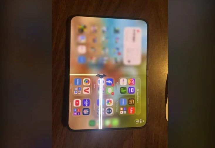 Màn hình bên trong của chiếc iPhone Duo bị nứt dọc đường bản lề, kèm vệt sáng trắng. Ảnh: Reddit