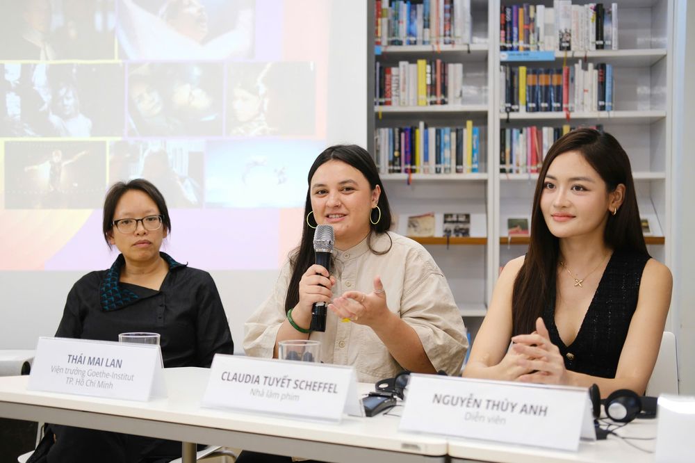 Nhà làm phim Claudia Tuyết Scheffel (giữa) phát biểu tại họp báo.