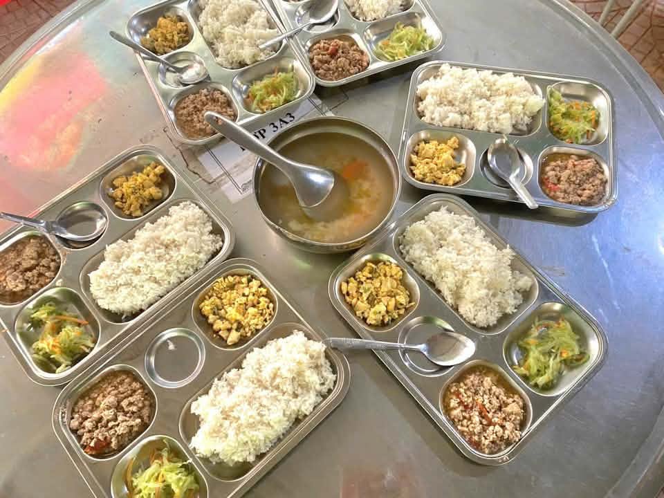 Bữa ăn 29 nghìn đồng, phụ huynh có thể vào kiểm tra thoải mái