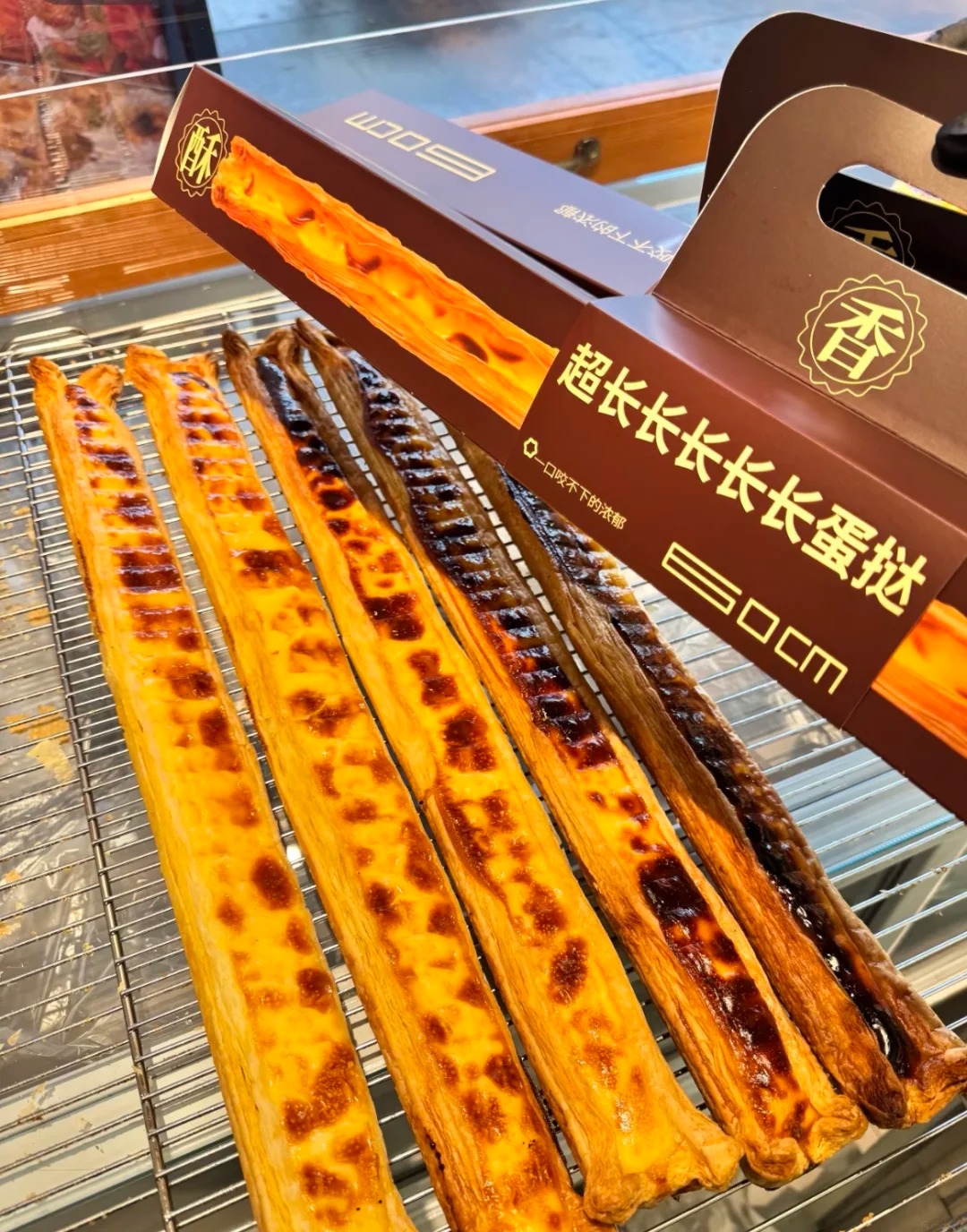 Tart siêu dài vừa ra lò tại một tiệm bánh. Ảnh: Xiaohongshu