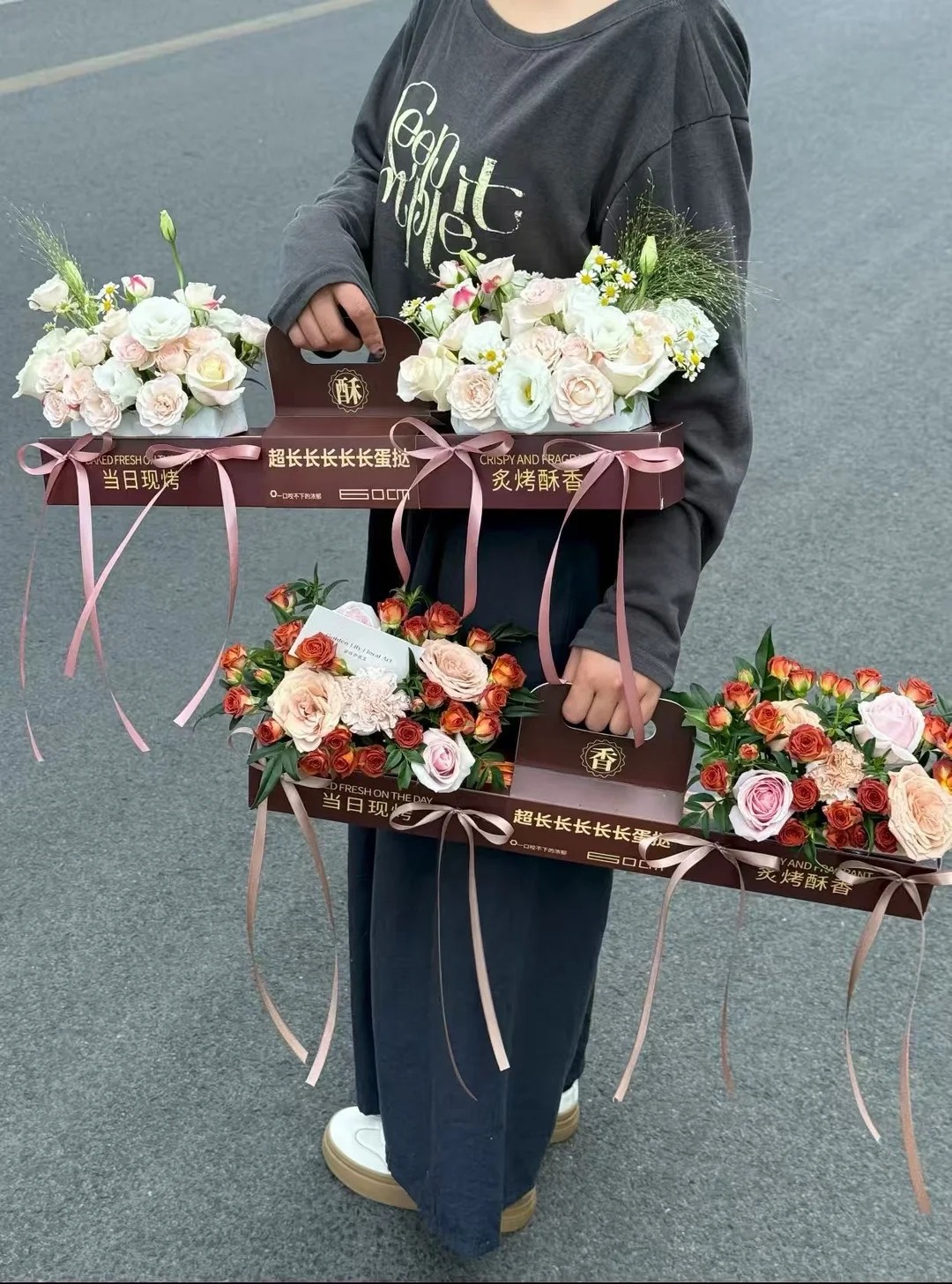 Hộp tart siêu dài còn được tận dụng để cắm hoa làm quà. Ảnh: Xiaohongshu