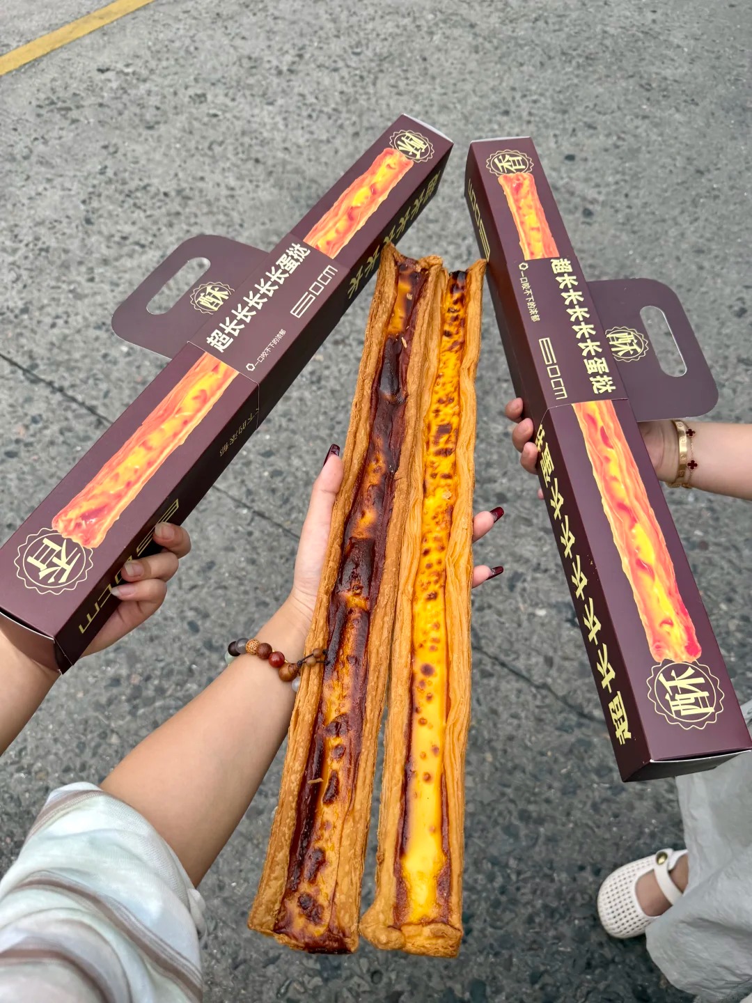 Không chỉ tiệm bánh, tart siêu dài có mặt cả ở các chợ đêm. Ảnh: Xiaohongshu