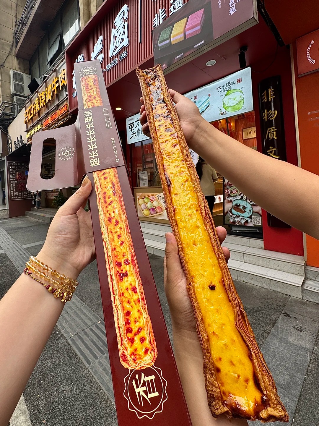 Tart siêu dài 60 cm cùng hộp đựng chuyên dụng tại một tiệm bánh ở phố Khoa Hạng, Nam Kinh. Ảnh: Xiaohongshu