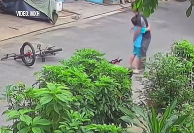 Hai chú cháu ôm nhau vui vẻ