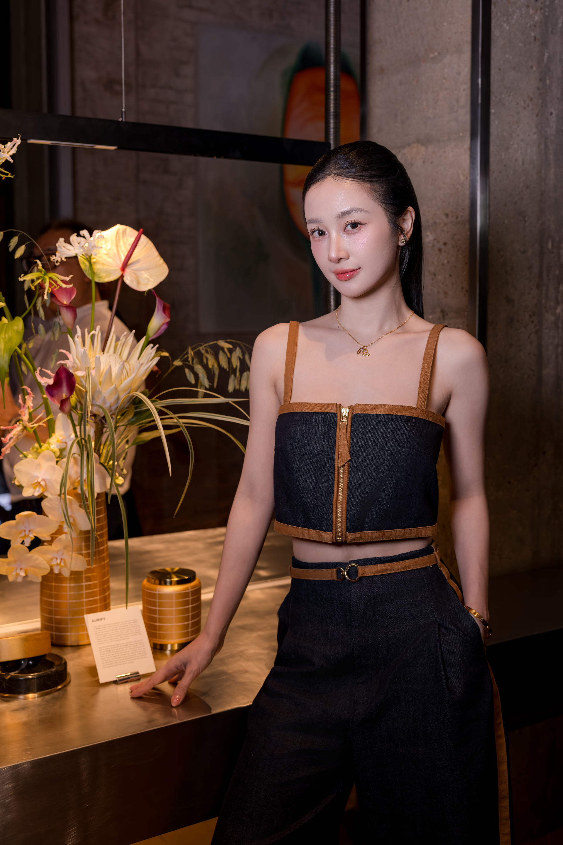 Set denim viền nâu của Jun Vũ ton-sur-ton với sắc vàng của bộ sưu tập Aurify. Ảnh: Hanoia