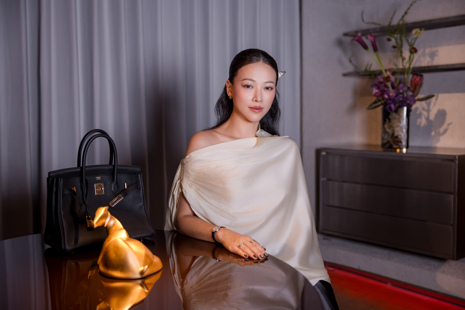 Hoa hậu Phương Khánh ngồi bên linh vật năm Đinh Mùi dát vàng. Ảnh: Hanoia