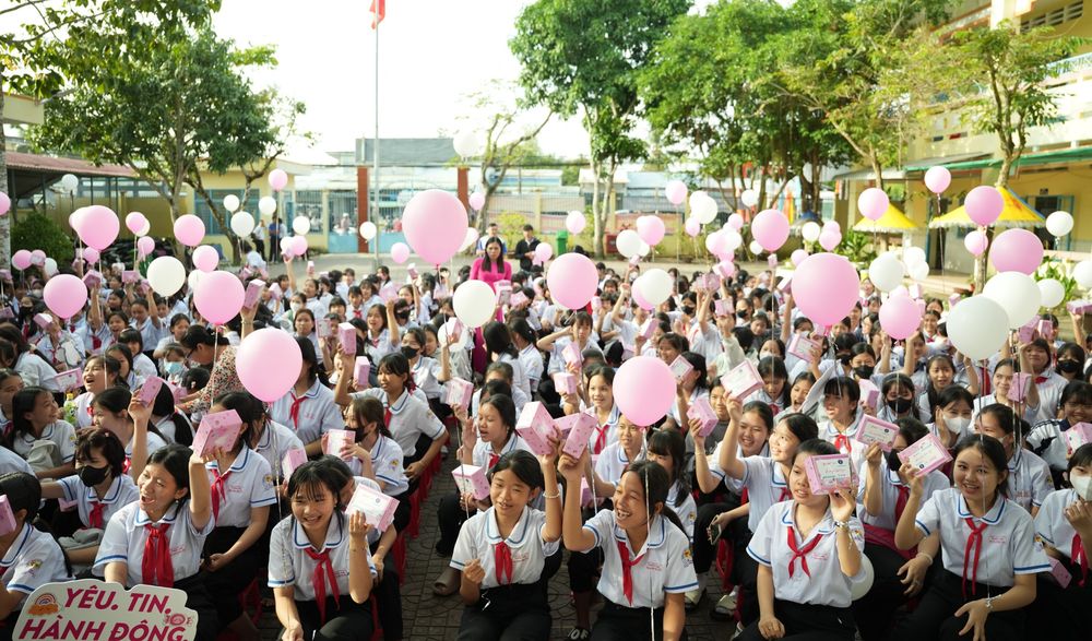 Nữ sinh tham gia chuyên đề giáo dục sức khỏe tuổi dậy thì