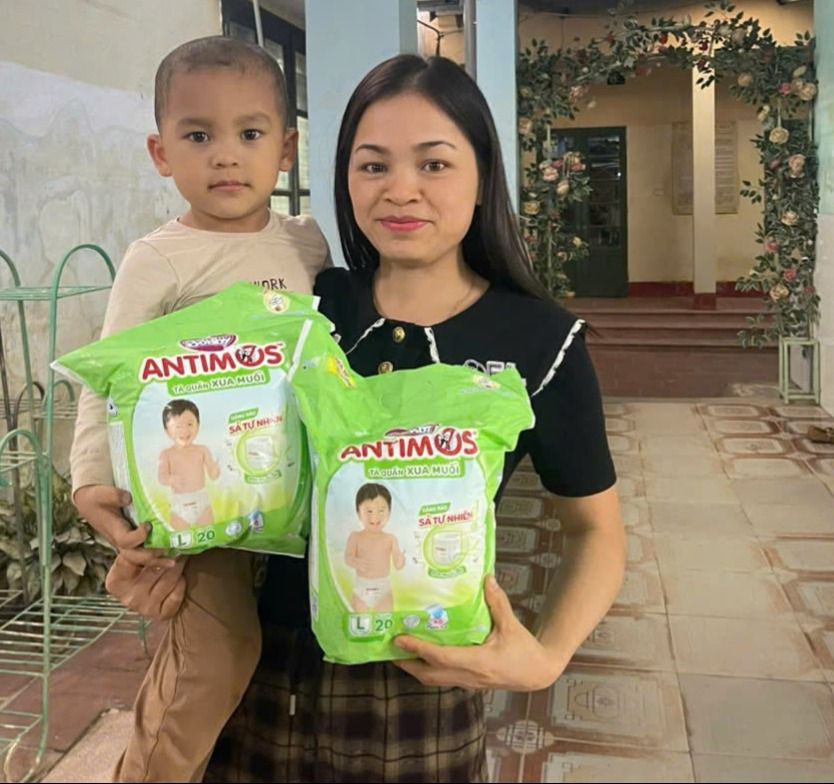 Tã quần Bobby Antimos được trao tận tay các gia đình có con nhỏ. Ảnh: Diana Unicharm