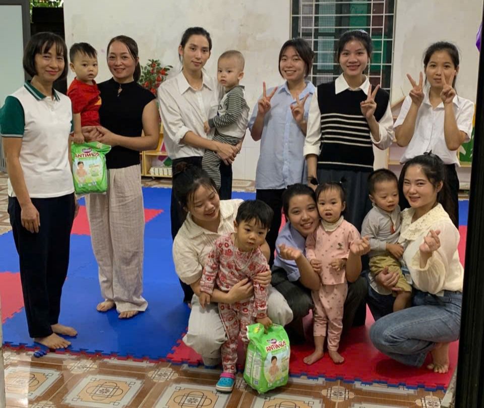 Những phần quà từ quỹ chương trình chạy bộ nội bộ được trao tới phụ nữ, trẻ em có hoàn cảnh khó khăn tại Bắc Ninh. Ảnh: Diana Unicharm