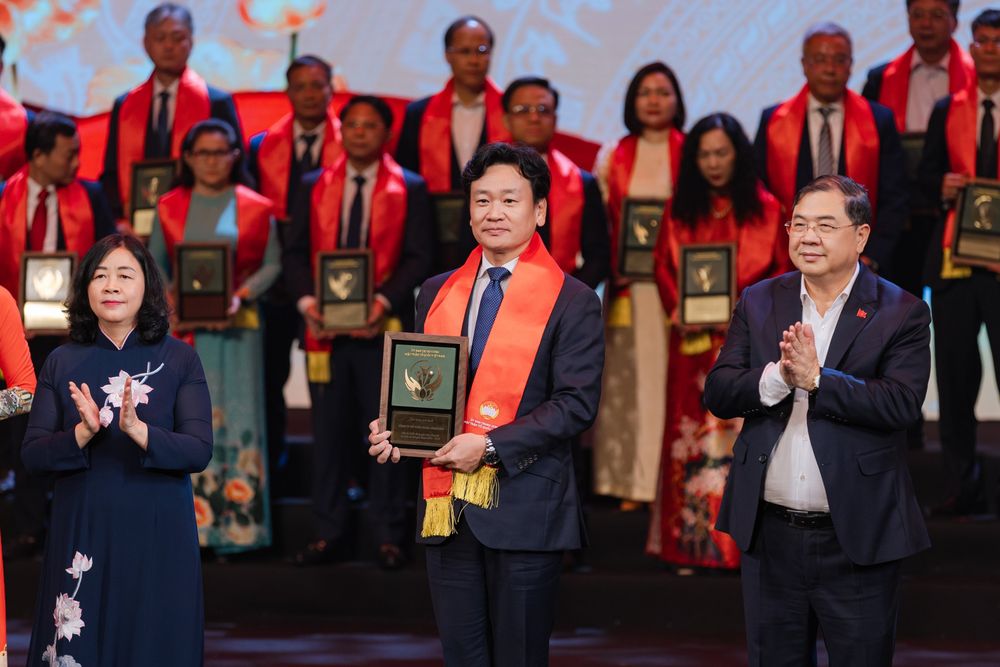 Bà Bùi Thị Minh Hoài, Chủ tịch Ủy ban Trung ương MTTQ Việt Nam và ông Phạm Gia Túc, Phó Thủ tướng Thường trực Chính phủ trao kỷ niệm chương cho ông Takahiro Okada, Tổng Giám đốc Diana Unicharm. Ảnh: Diana Unicharm