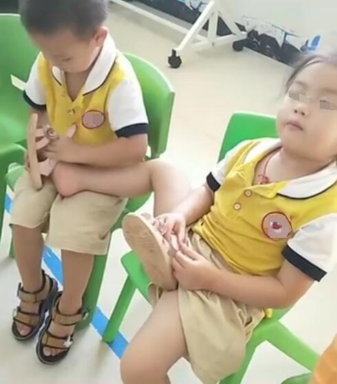 Cô giáo lập tức gửi cho chị một đoạn video, trong đó cậu bé đang giúp một bạn nữ đi giày.