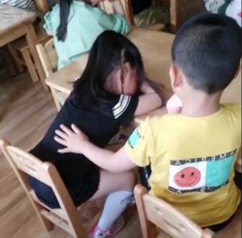 Cô giáo cho biết đây là những biểu hiện thường ngày của cậu bé. Các bạn trong lớp, đặc biệt là các bạn nữ, đều rất quý mến em.