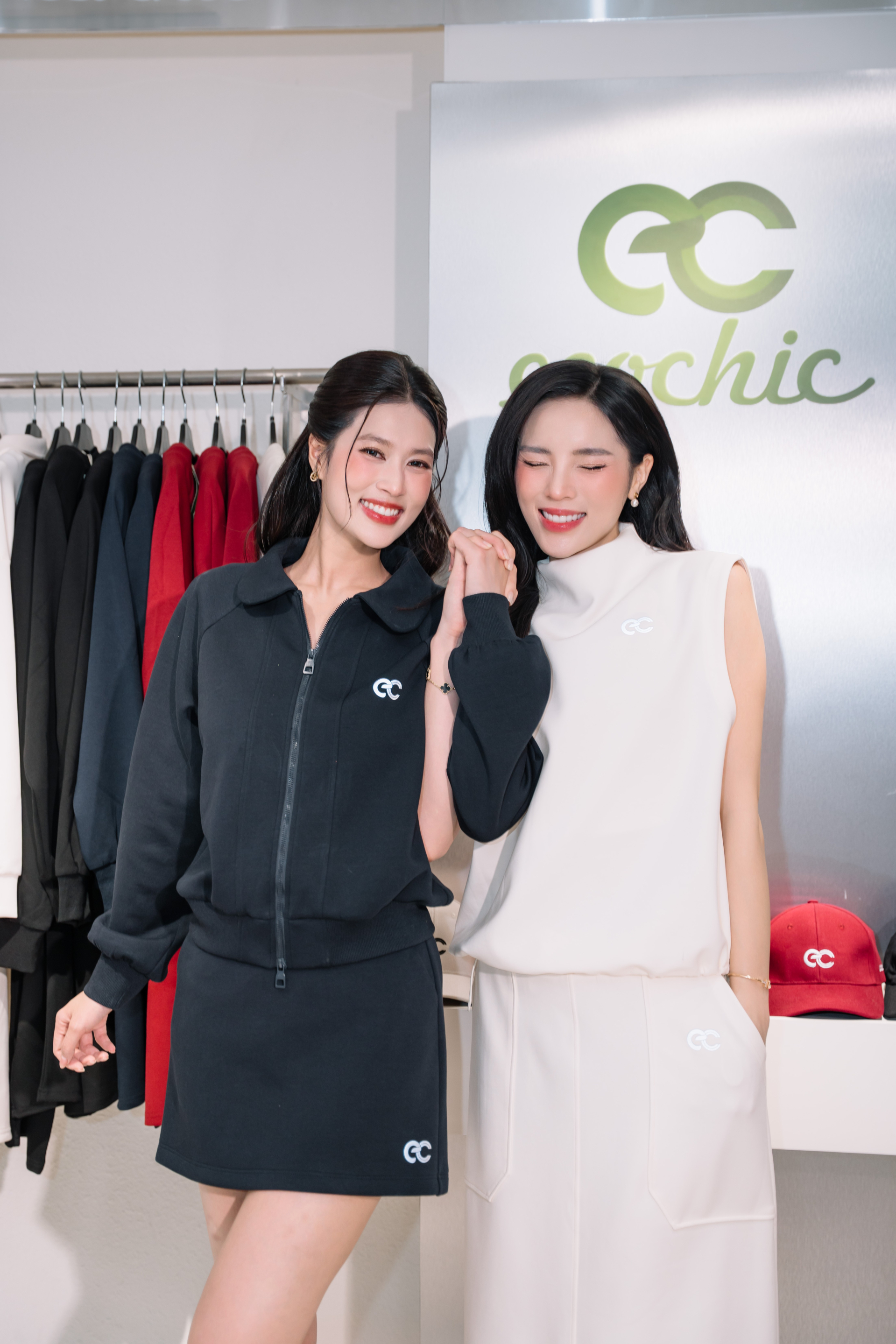 Thiên Ân diện set đen sporty chic, Kỳ Duyên chọn bản phối trắng tối giản. Ảnh: BTC