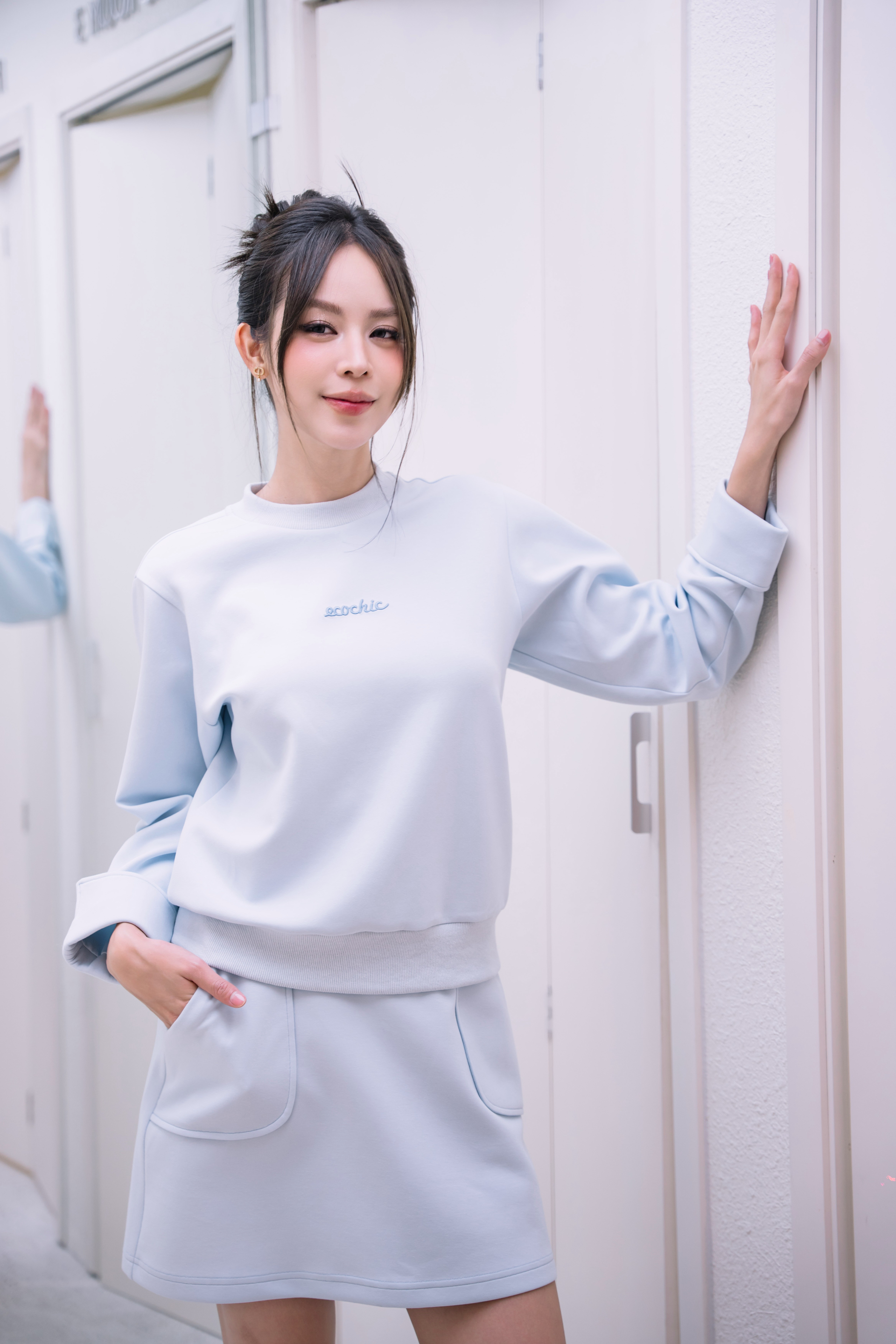 Thanh Thủy trẻ trung với sweatshirt xanh nhạt phối chân váy ngắn. Ảnh: BTC