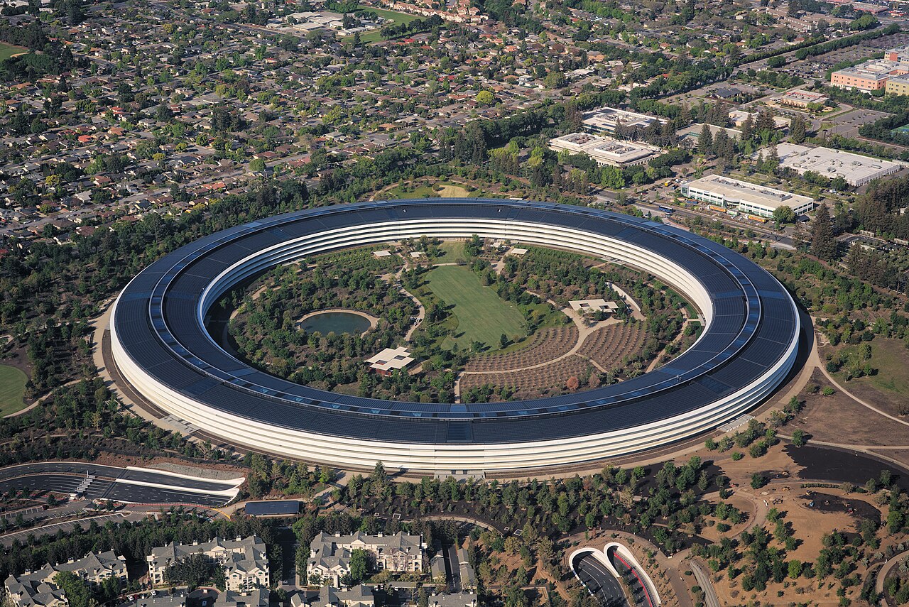 Trụ sở Apple Park tại Cupertino, California, nơi 79 nhân viên nằm trong đợt cắt giảm được ghi nhận trên hồ sơ WARN. Ảnh: Daniel L. Lu / Wikimedia Commons (CC BY-SA 4.0)