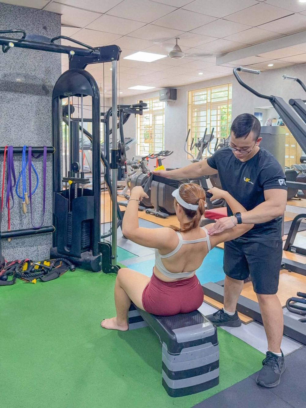 Anh Lưu Minh Vang hướng dẫn hội viên tập luyện. Ảnh: NVCC